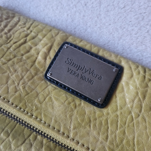 Simply Vera clutch wristlet lime olive color faux leather - Picture 3 of 9